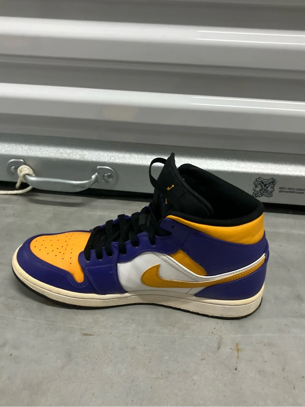 Nike Air Jordan 1 Mid Lakers